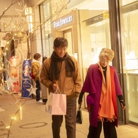 “ハウルコンビ”倍賞千恵子＆木村拓哉、横浜の街を腕組みデート『TOKYOタクシー』本編映像 画像