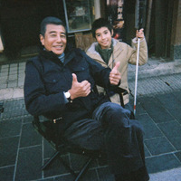 舘ひろし＆眞栄田郷敦＆尾上眞秀らが笑顔見せる『港のひかり』オフショット公開 画像