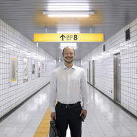 「歩く男がニヤッと笑う…」もう一度見たいシーンは？『８番出口』Blu-ray&DVD 2月4日発売！ 豪華8大特典付き豪華版も 画像