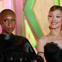 『ウィキッド』プレミアでアリアナ・グランデに抱きついた男、母国へ強制送還＆シンガポールへの再入国禁止に 画像