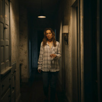 廃墟の町で失踪したYouTuberたちの事件伝えるニュース映像『シェルビー・オークス』新場面写真も 画像