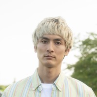 高良健吾、謎だらけの男を演じる「俺たちバッドバーバーズ」予告編　「ベイビーわるきゅーれ」再放送も 画像