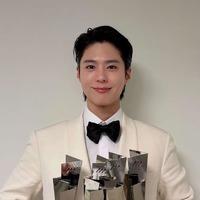 “ケミ職人” パク・ボゴム、「AAA 2025」で5冠達成。女優キム・ユジョンとは“レジェンドカップル”に！ 画像