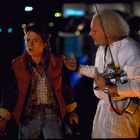 マイケル・J・フォックスが現場を救った“奇跡の一夜”とは…ボブ・ゲイルが語る『バック・トゥ・ザ・フューチャー』特別映像 画像