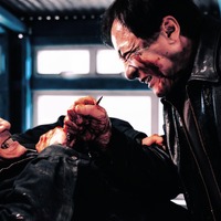 ジャッキー・チェンvsレオン・カーフェイ、ベテラン同士の壮絶ナイフバトル！『シャドウズ・エッジ』本編解禁 画像