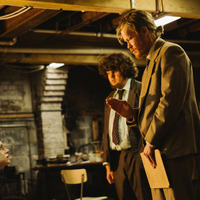 エマ・ストーンvsジェシー・プレモンスの噛み合わない会話『ブゴニア』本編映像 監督との3ショットインタビューも 画像