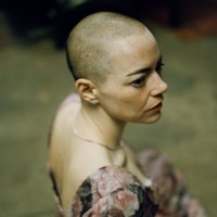 エマ・ストーン「あなたも剃れば連帯感が出る」映画『ブゴニア』重要な丸刈りシーンの裏話が明らかに 画像