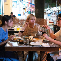 有村架純×黒木華×南沙良、密輸仲間となった3人の姿と、塩野瑛久＆青木柚＆斎藤工らのカットも『マジカル・シークレット・ツアー』 画像