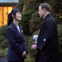 葬儀スタッフから宴会芸まで…ブレンダン・フレイザーらの多様な表情を切り取る『レンタル・ファミリー』本編映像＆場面写真 画像