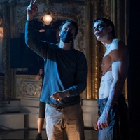 ビル・スカルスガルドがクライマックスの殺陣について語る『ザ・クロウ』インタビュー特別映像解禁 画像