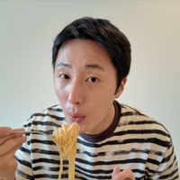 『太陽を抱く月』チョン・イル、日本で一人暮らし中！手際が良すぎる「料理男子」っぷり炸裂【PHOTO】