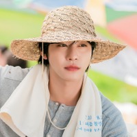 Netflix新作『本日も完売しました』主演アン・ヒョソプ、「麦わら帽子」と「スーツ姿」のギャップで魅せる！ 画像