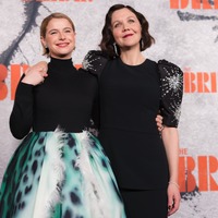 「人生で最も大切な女性の1人」『ザ・ブライド！』ジェシー・バックリーが明かすマギー・ギレンホール監督との連帯、リスペクト