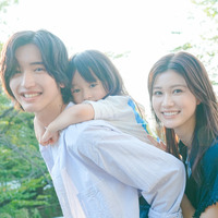 道枝駿佑＆生見愛瑠、父・母役に挑戦『君が最後に遺した歌』家族写真公開 画像