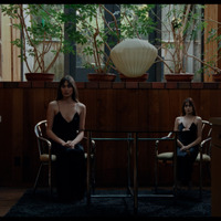 「どういうこと…？」サイズの違う美女の正体は…『KEEPER／キーパー』本編クリップ 画像