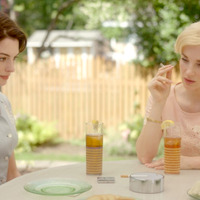 60年代ファッションと母親たちの運命切り取る アン・ハサウェイ×ジェシカ・チャステイン『隣人たち』シーン写真