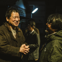 「これは悲惨」佐藤二朗の断髪式や丸山隆平＆MEGUMIら共演『名無し』　和気あいあいメイキング解禁 画像