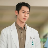 兵役中のイ・ジェウクが不在を感じさせない大活躍！『孤島のエリートドクター』で“ラブコメ職人”の真価を発揮