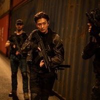 岡田将生、オフショットを大公開　血まみれ姿や大胆な上半身の刺青まで「殺し屋たちの店 2」 画像