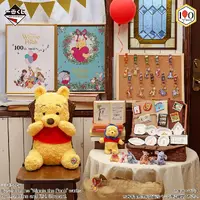 「くまのプーさん」アニバーサリーぬいぐるみ＆フロッキーフィギュアなど「一番くじ」発売 画像