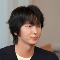 イ・ジュンギ、自身の魅力は「綺麗な鼻」と照れ笑い…！坂口健太郎との豪華ツーショットトーク公開