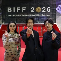 山﨑賢人＆松下洸平＆武井咲が登壇　韓国語で挨拶も『殺人の門』釜山国際映画祭ワールドプレミア 画像
