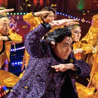 武将、僧侶、奇抜なダンス…山田孝之演じるK井K一の七変化　Netflixシリーズ「国民クイズ」場面カット