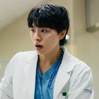 任務は「監視」のはずが…『ドクターX』俳優キム・ウソクの“太陽系”インターンに沼るファン続出中！ 画像