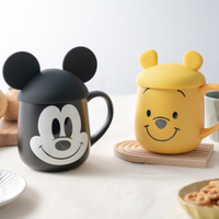 ミッキー＆プーさんの耳型フタがかわいい！「蓋付フェイスマグ」11月2日発売 画像