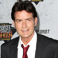 チャーリー・シーン、フィリピンの救済チャリティに250万円を寄付 画像