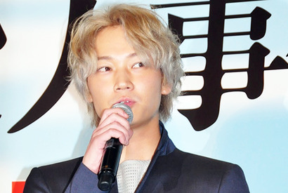 綾野剛が“金髪”に！　司会のひと言に「ディスりますね」とツッコミ 画像