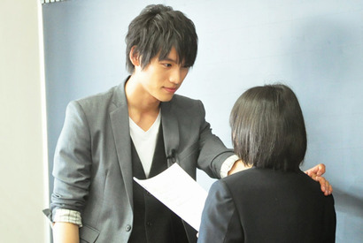 福士蒼汰＆パックンが女子高を電撃訪問！　英語レッスンで女子高生を虜に！ 画像