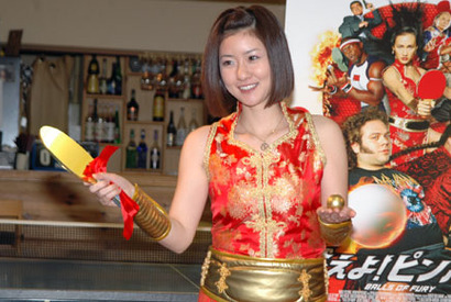気分はマギー・Q！　話題の卓球選手がセクシー衣裳で『燃えよ！ピンポン』応援団長に 画像