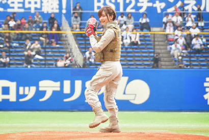 真野恵里菜、ロッテのルーキー”アジャ井上”を空振りに仕留める！ 画像