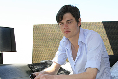 伝説のヴォーカリストに扮したサム・ライリー「彼らしい声で歌える自信はあったよ」 画像