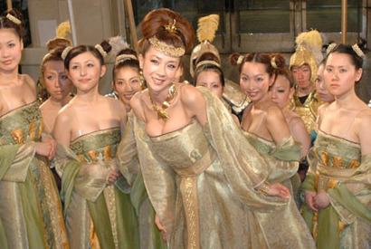 セクシー＆豪華絢爛な衣裳で登場のほしのあき「昼ドラのようなドロドロ大好き！」 画像