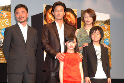 竹野内豊＆水野美紀がすっかりパパとママ！　思わず「子供たちを持って帰りたい…」 画像