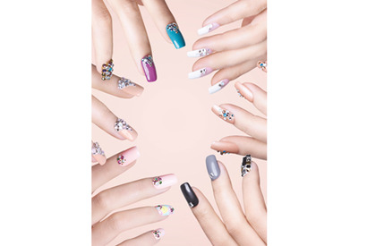 スワロフスキーのクリスタルを指先にまとって、ネイルスタイルをグレードアップ 画像