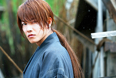 【特別映像】“赤いサムライ”佐藤健の剣心もブルーに染まる！『るろうに剣心』 画像