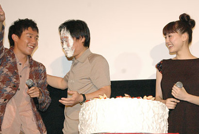 壇上でもサイボーグ式？　小出恵介＆綾瀬はるかが手荒い誕生祝いで監督に復讐 画像