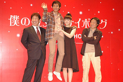 “サイボーグ”綾瀬はるかが小出恵介を軽くヒョイ 『僕の彼女はサイボーグ』完成会見 画像