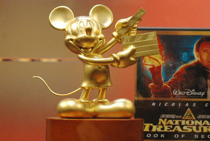 謎を解いてゲットせよ！　純金製“黄金のミッキーマウス”が初披露 画像