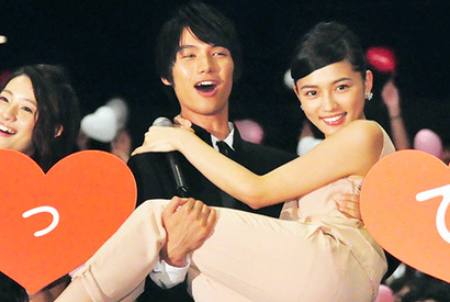 福士蒼汰、川口春奈を“お姫様抱っこ”！ 画像