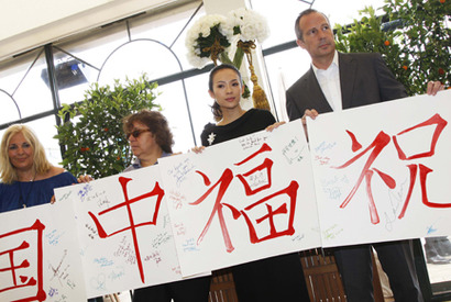 カンヌ映画祭で、母国の被災地のためチャリティ活動に励むチャン・ツィイー 画像