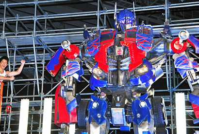 “体感型”「トランスフォーマー博」が開幕！　ジオラマにプロジェクションマッピングなど 画像