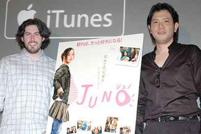 『JUNO』のライトマン監督、別所哲也に劇中使用の黄色いショートパンツ贈呈？ 画像