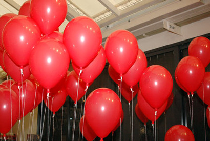 ロウソクの灯りと風船がもたらす癒やしにゆるり　『赤い風船』×キャンドルナイト 画像