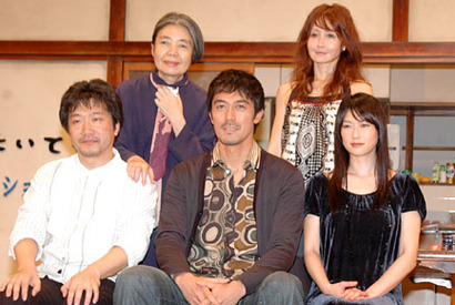 一家の仲は本当はギクシャク？　阿部寛と夏川結衣の間に微妙な空気 画像