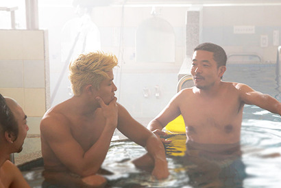 園子温監督もカメオ出演!? 鈴木亮平＆YOUNG DAISの“銭湯シーン”『TOKYO TRIBE』 画像