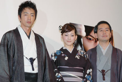 黒の美しい着物で登場した綾瀬はるかが劇中ではすごいことに？　『ICHI』完成披露　 画像